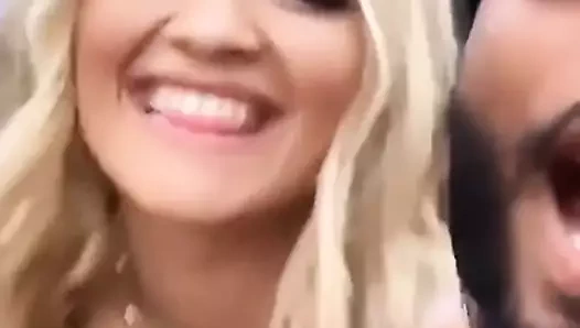 Rita ora'nın büyük şeffaf göğüsleri