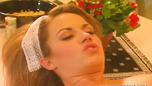 Dik esmer hizmetçi gets çük içinde ona göt