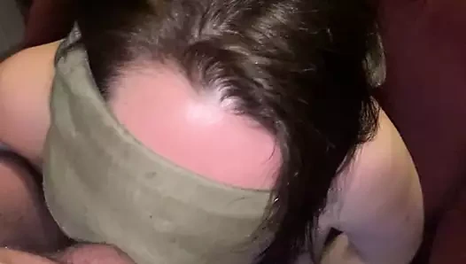 gözleri bağlı oral seks