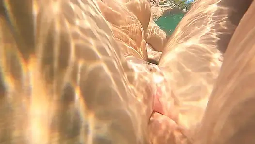 Riskli sikilen yüzme kızı su altında halka açık anal ve plajda amcık sikişi Jessijek