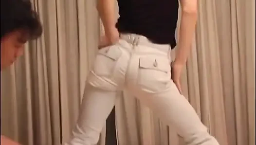 Sevimli Asyalı kızıl saçlının yüzüne oturuyor