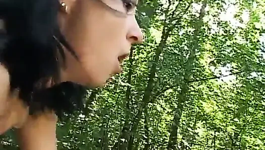 Azgın adam ve sürtük esmer açık havada sert sikiş seansı yapıyor