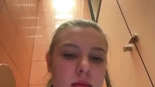 Yakın çekim sikişiyor ve fışkırtıyor