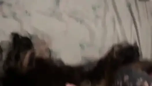 Aynı anda iki emmeyi seviyorum. Her zaman açım ve süt çıkana kadar emmeye hazırım