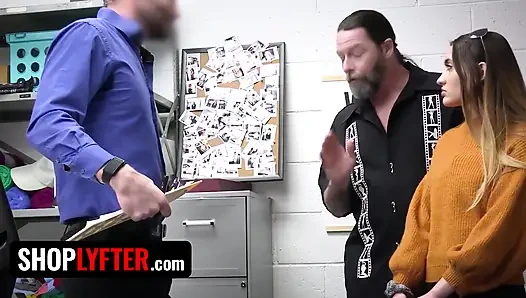 Genç hatun Sera Ryder hırsızlık yaparken yakalandı, böylece üvey babası lp guardla anlaşma yapıyor