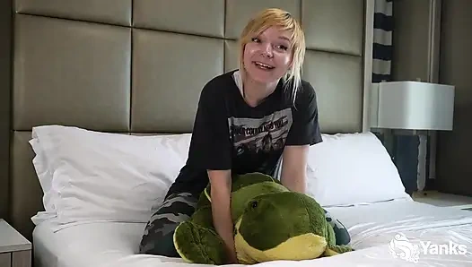 Alexa Crush, yastıkla sikiş uzmanı