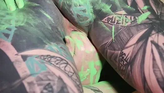 Alternatif kızlar lezbiyen oyunu, dövmeli dreadhead gençler renk oyunu