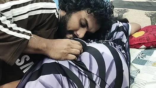 Hintli malezyalı çift gecelik içinde ateşli göt öpücüğü romantizmi