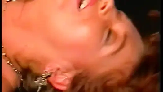 Курьер, чувак трахает секретаршу-милфу на столе