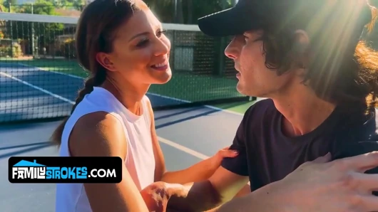 Üvey anne dikkati dağılmış üvey oğlunu çenesini düşüren bir sakso ve asla unutamayacağı amcık sikişiyle sakinleştiriyor