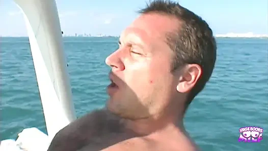 Maceracı kızıl saçlı piliç açık denizin ortasında bir adamla sikişiyor