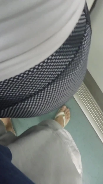 Возбужденная мачеха трогает незнакомца в поезде! Должен ли я рассказать об этом моему отчиму?