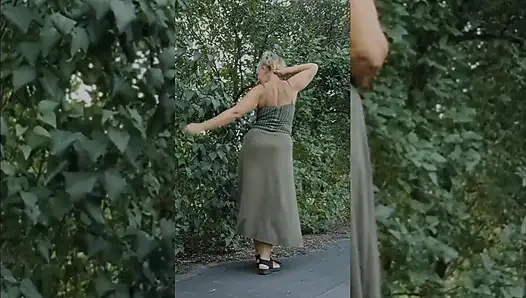 Olgun nine açık havada boşalıyor
