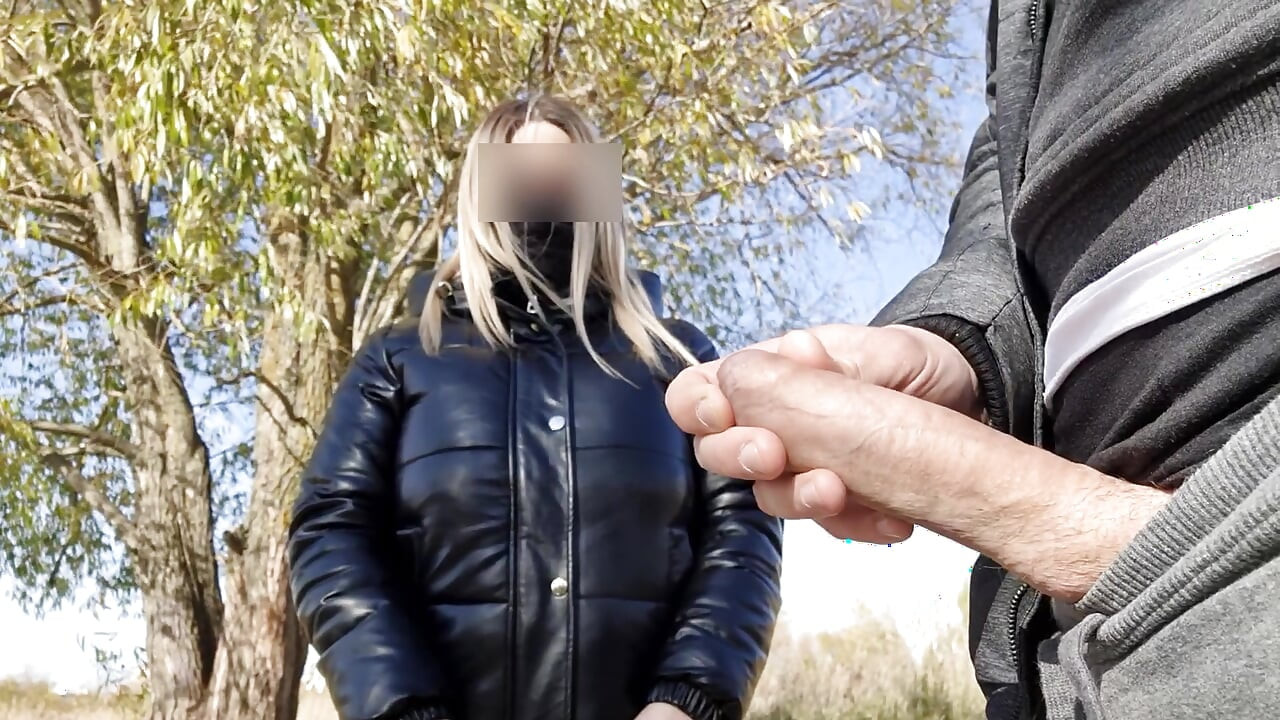 Bir kız doğada yalnız yürüyorsa, bu sıkıldığı anlamına gelir, erkek arkadaşı yok ve çıplak penisli erkeklere bakmak istiyor