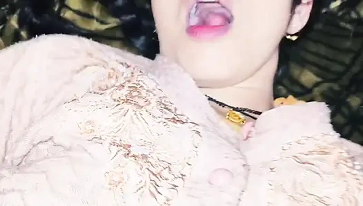 Hintli köylü kız Janvibhabhi'nin yakın çekim sert sikişi