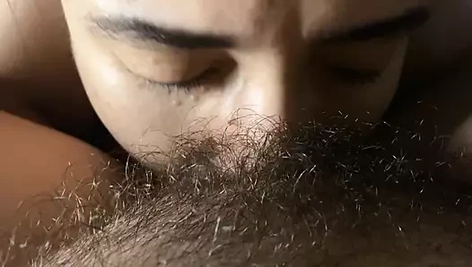 Lezbiyen çok kıllı ve ıslak amcık emiyor