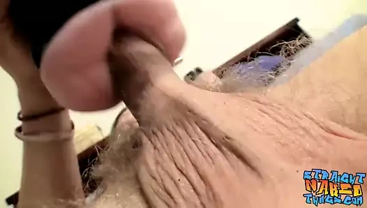 Uzun saçlı twink max ward vuruş onun büyük sikme sopa