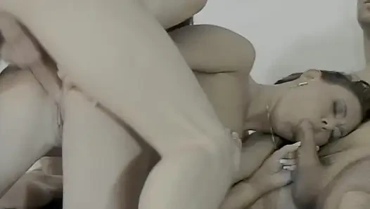Bu güzel orospu yüzüne 2 penis boşalıyor