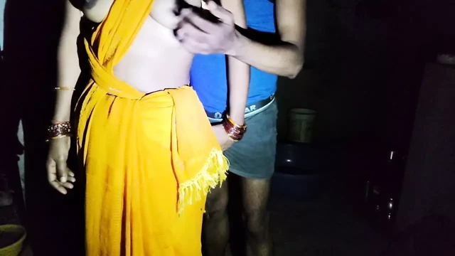 Sarı sari içinde ateşli Hintli kamwali bai romantizmi