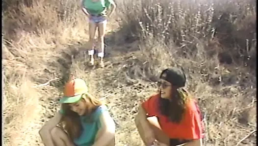 Muhteşem lezbiyen sürtüklerin üçlüsü kırbaçlama ve şaplak ile oynamayı seviyor