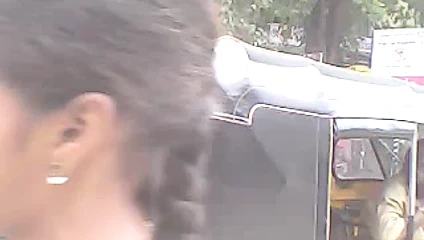 Yol kenarında yürüyen kızların yüzü ve göğüsleri