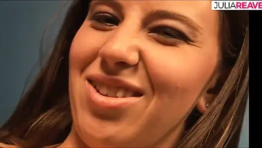 Seksi hatun iki sert yarağı ovuyor ve emiyor ve göğüslerine boşalıyor