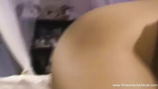 Sürtük eş masturbates zaman dik at ev kedi oynama