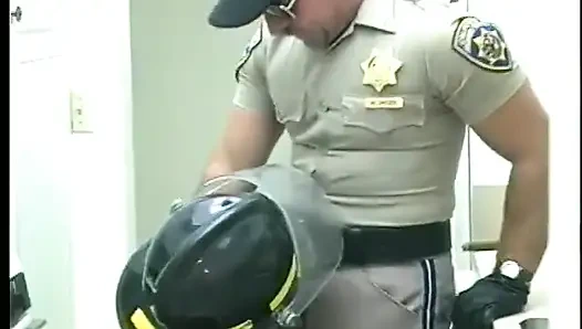 Eşcinsel itfaiyeci polis memurunun yarağını emiyor ve sonra iyiliğin karşılığını veriyor