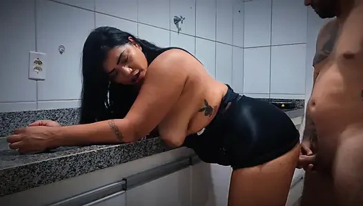 Mutfakta Fetiş: Siyah Deri Kadınım İstedi ve Yumrukla Vurdum!