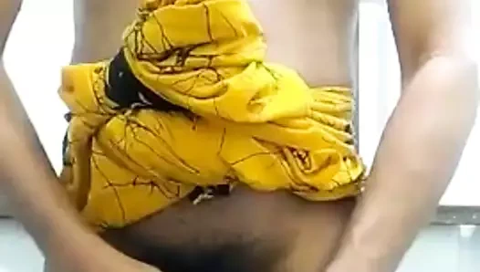 Sri lankan sarong oğlan mastürbasyon yapıyor