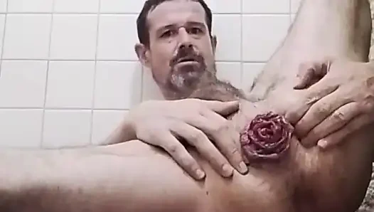 Deliğimi parmaklıyorum, göz kırpıyor ve sarkıyor
