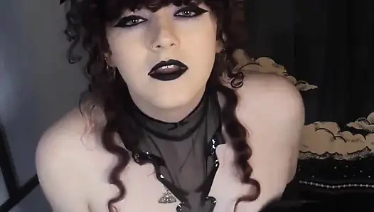 Gotik femboy yarak için yalvarıyor ve her deliğiyle ona tapıyor