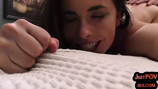 Bakış açısı anal bebek edepsizce konuşurken götten sikiliyor bakış açısı