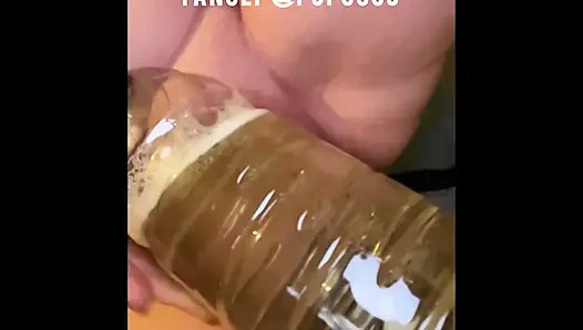 İşemek için çaresizken amımı sikiyorum ve sonra şişeye işiyorum