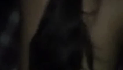 Esmer uzun at kuyruğu arkadan alır.