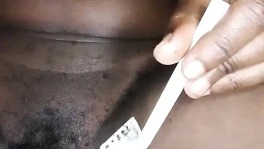 Azgın küçük amcığımı benimle tıraş et