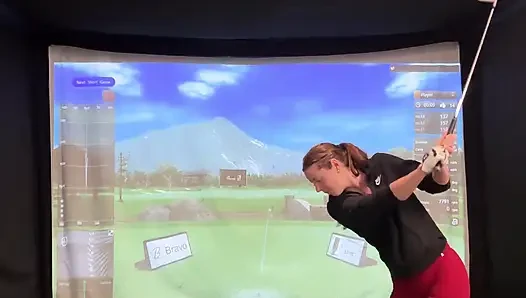 Benim lush ile bir simülatörde golf yapmaya çalışıyorum! Ben sallanırken boşalmamaya çalışıyorum!