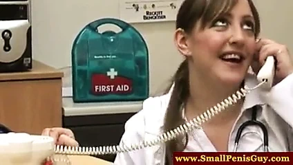 Gonzo hemşireler inceleyerek onun küçük horoz