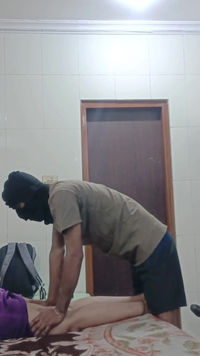 Boy takes advantage of old pickup scheme to Desi doctor girl | Clip 1
