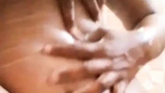 Hintli kız banyoda banyo yapıyor - ateşli asmr videosu