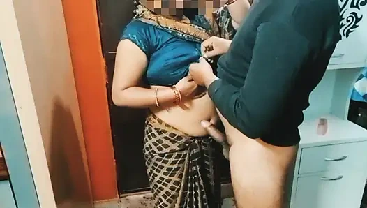 Hintli tombul kız erkek arkadaşının penisini emiyor.