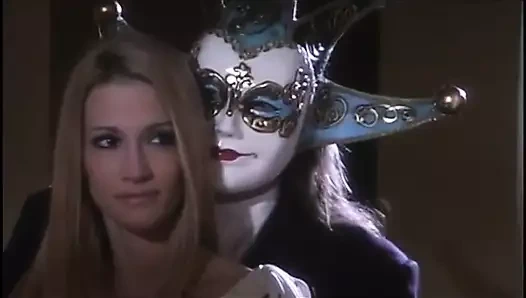 İki sevimli hatun kanepede üçlü seks için bir adamı soyunuyor