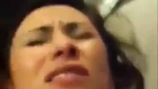 Aldatılan orta yaşlı seksi kadın ve kadın kılıklı kocası