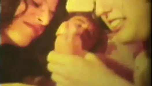 Şaşırtıcı hemşire (1960'larda vintage) yatıyor