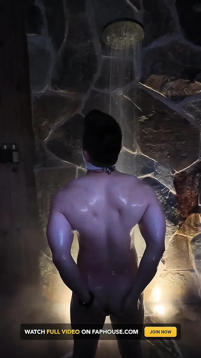 Çıplak Asyalı kaslı hunk dawn açık havada duş esnek - kalın bips, 6'lı abs, v-taper geri ve büyük boşalma