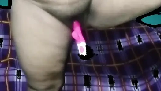 Chudakad bhabhi roj vibration dildo dal ke apni chut ki piyas bhujati hai