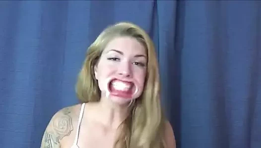 Blonde Ficke gibt tiefe Einblicke in ihre Fresse!