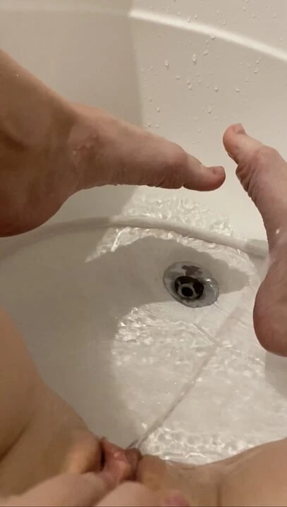 Kendini parmaklarla sikiyor. Fışkırtma zamanı