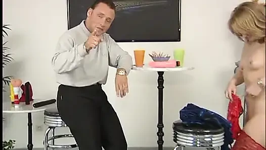 Seksi sarışın canavar bir yarağı emiyor ve sonra tıraşlı amına sokuyor