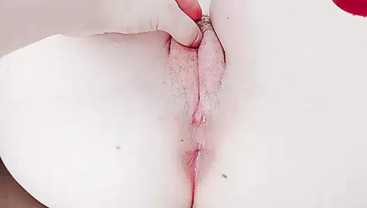 Kızın kıllı amcığı, benden saçını çekmemi istiyor, bu onu heyecanlandırıyor